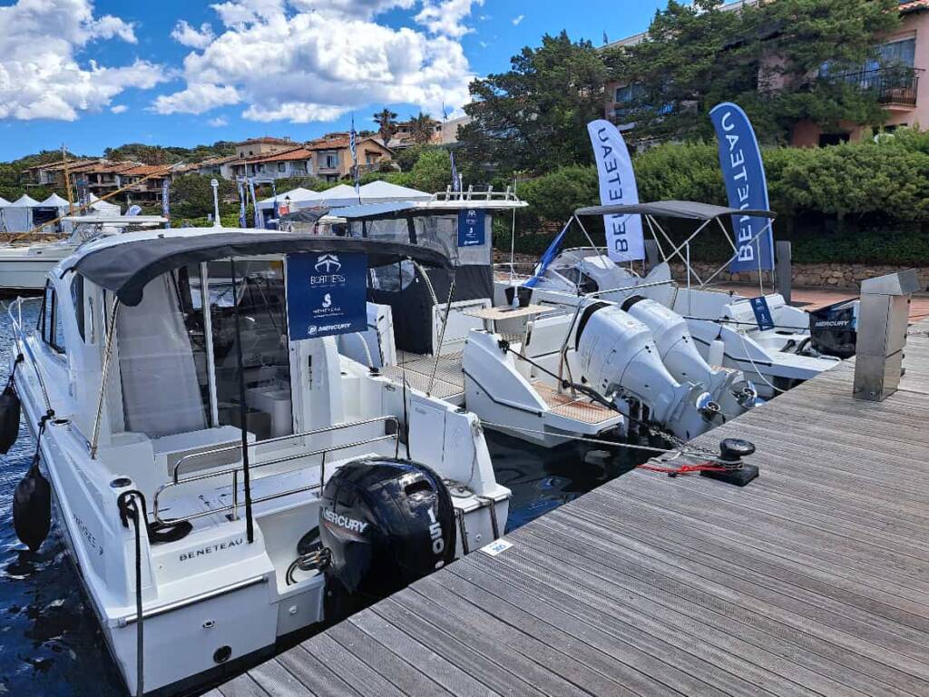 Esposizione di barche alla Fiera Nautica di Sardegna